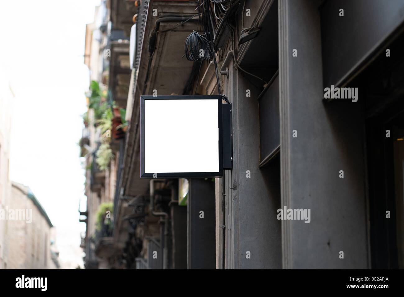 Mockup di cartellonistica quadrata vuota che mostra l'identità del marchio in un vecchio edificio urbano Foto Stock