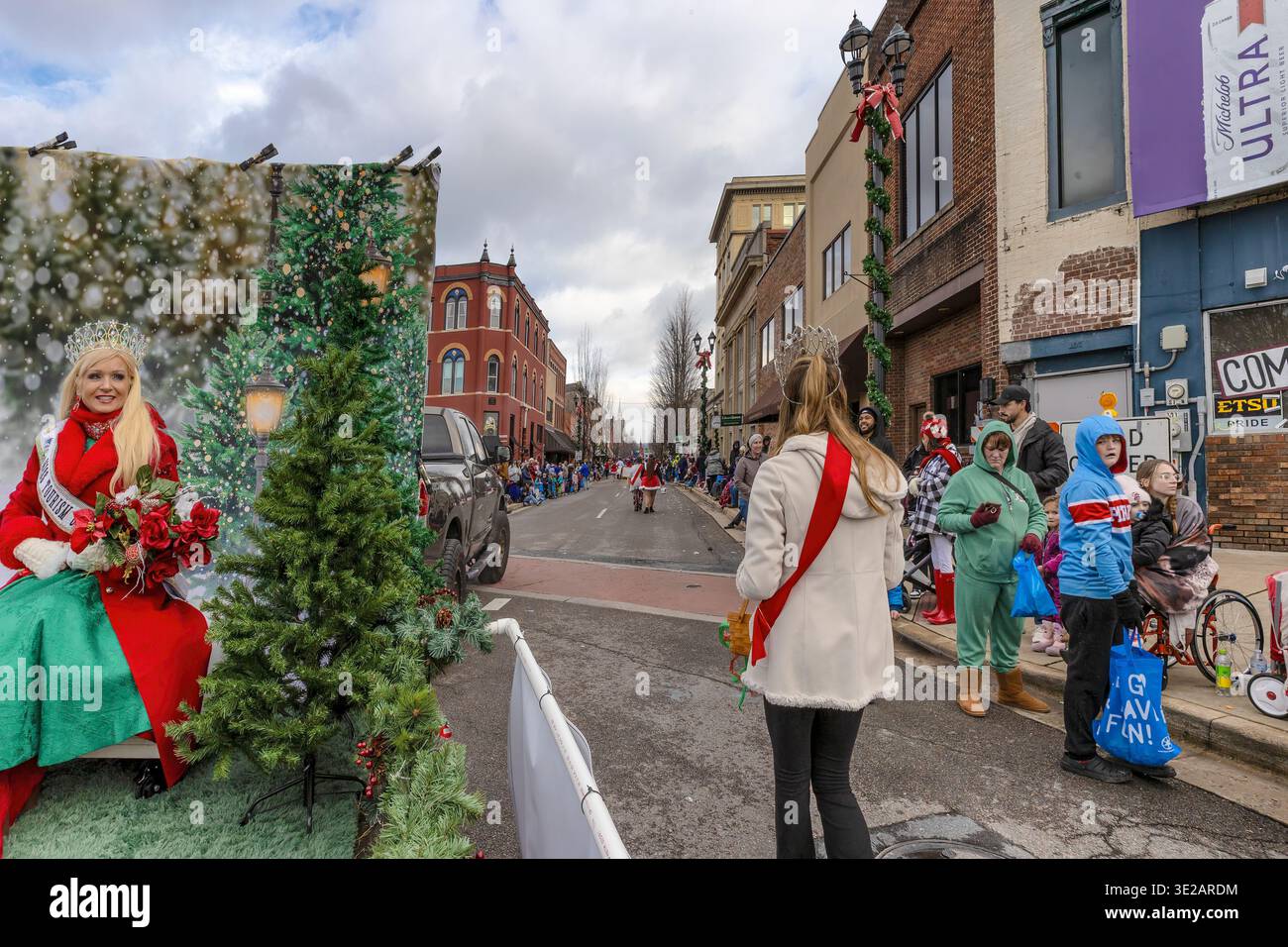 Johnson City, Tennessee, Stati Uniti - 6 dicembre 2025: L'ultimo tratto della parata attraverso la città. Foto Stock