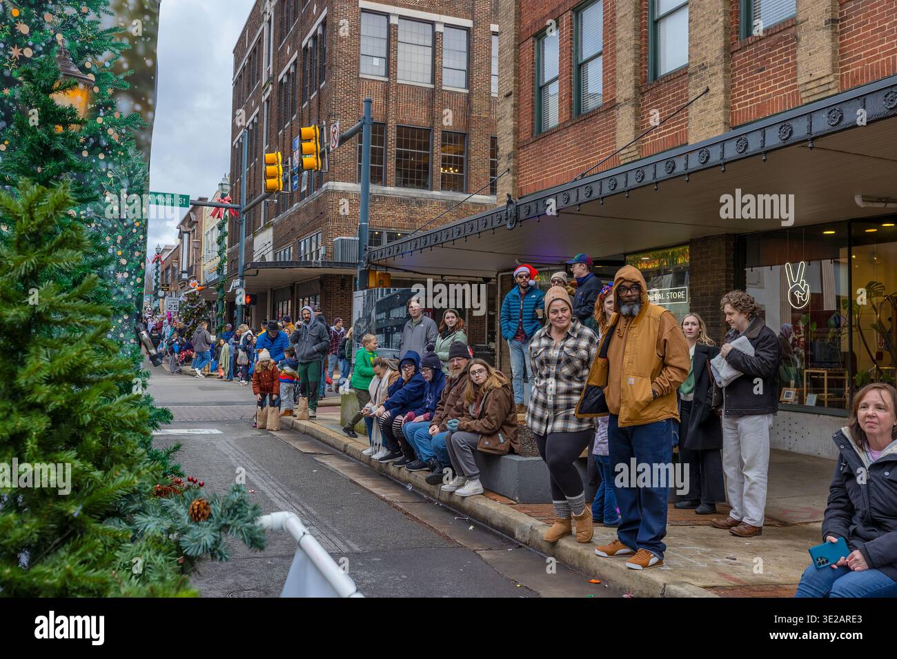 Johnson City, Tennessee, Stati Uniti - 6 dicembre 2025: Le persone fiancheggiano le strade per assistere alla sfilata. Foto Stock