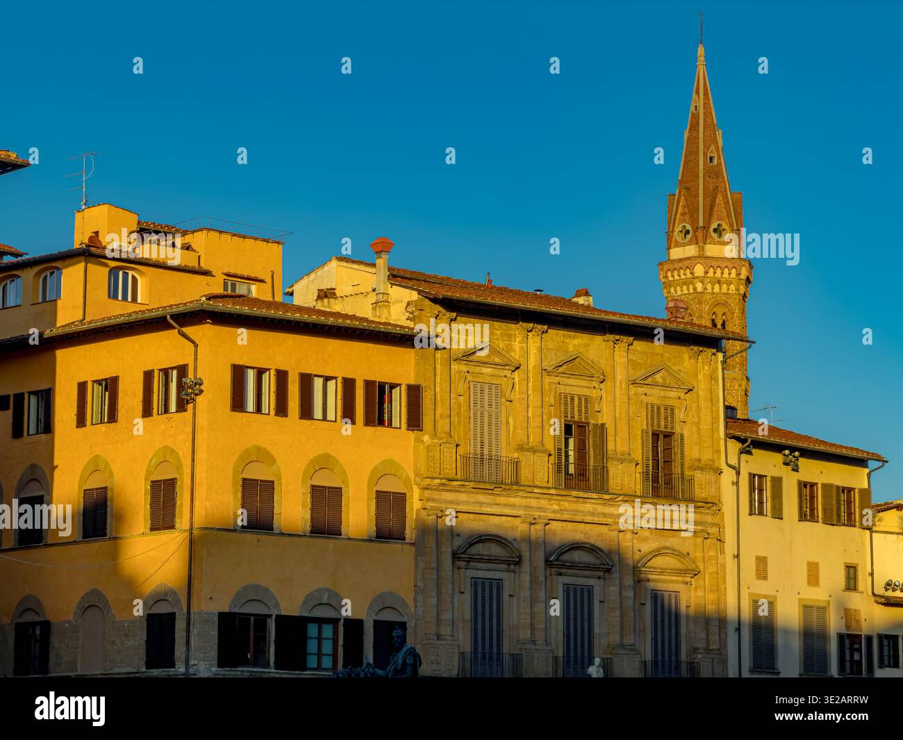 Il sole invernale nel tardo pomeriggio sugli edifici di Piazza della Signoria a Firenze, Italia Foto Stock