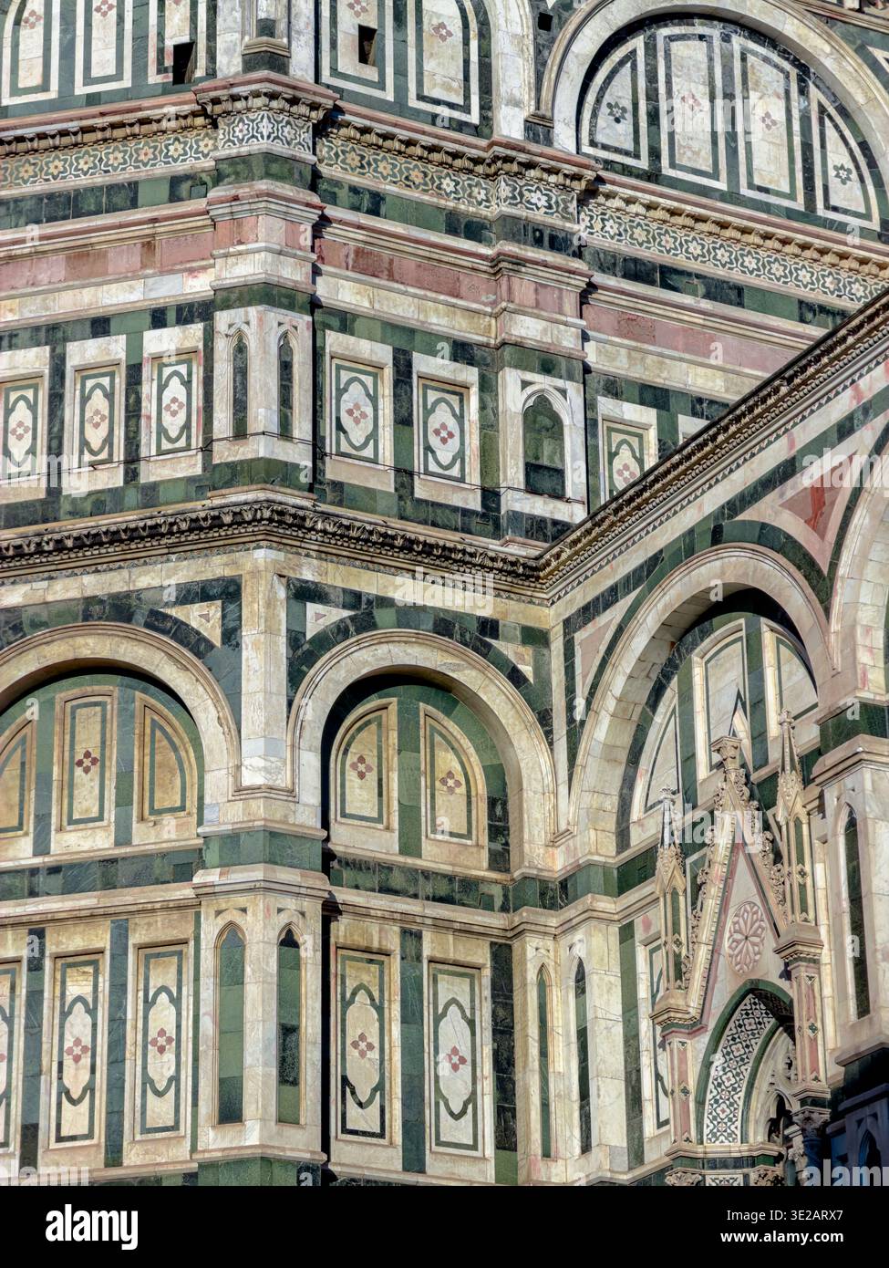 Dettaglio dei pannelli di marmo in varie tonalità di verde e rosa, alternati da marmo bianco all'esterno del Duomo di Firenze, Firenze, Italia Foto Stock