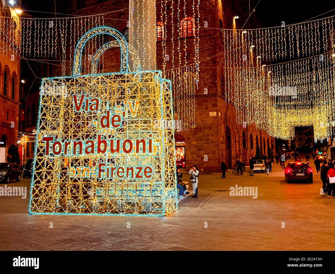 Natale a Firenze, una grande borsa decorata per la spesa/borsa in via Tornabuoni sotto le luci e le decorazioni natalizie a Firenze, Italia Foto Stock