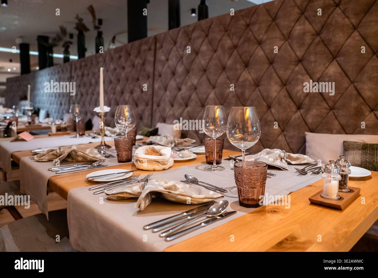 Elegante zona pranzo con tavoli rustici a Zermatt, Svizzera Foto Stock