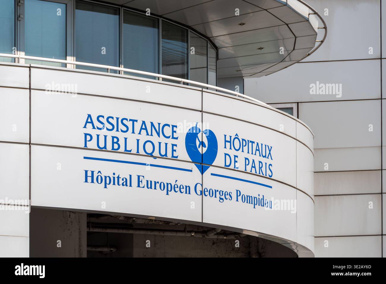 Insegna e logo sulla facciata dell'ospedale europeo Georges-Pompidou (HEGP), ospedale dell'Assistance Publique - Hôpitaux de Paris (AP-HP) Foto Stock