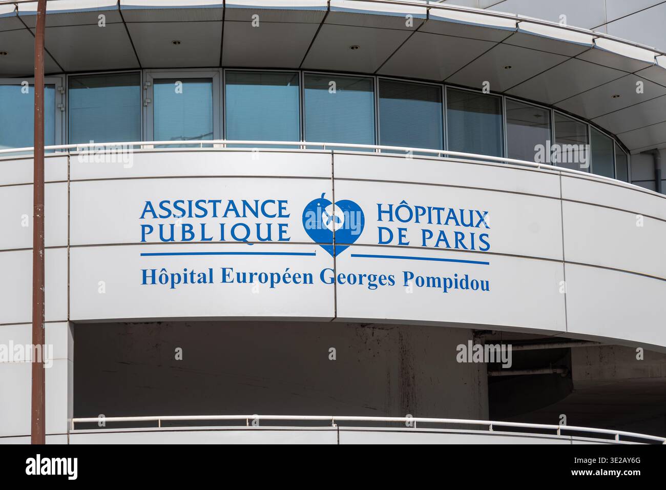 Insegna e logo sulla facciata dell'ospedale europeo Georges-Pompidou (HEGP), ospedale dell'Assistance Publique - Hôpitaux de Paris (AP-HP) Foto Stock