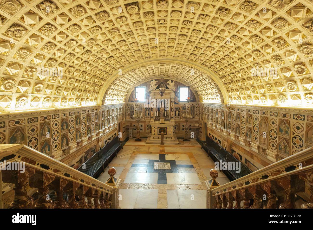 Soffitto ornato, pareti e altare nel sacro santuario dei martiri, Cagliari, Italia Foto Stock