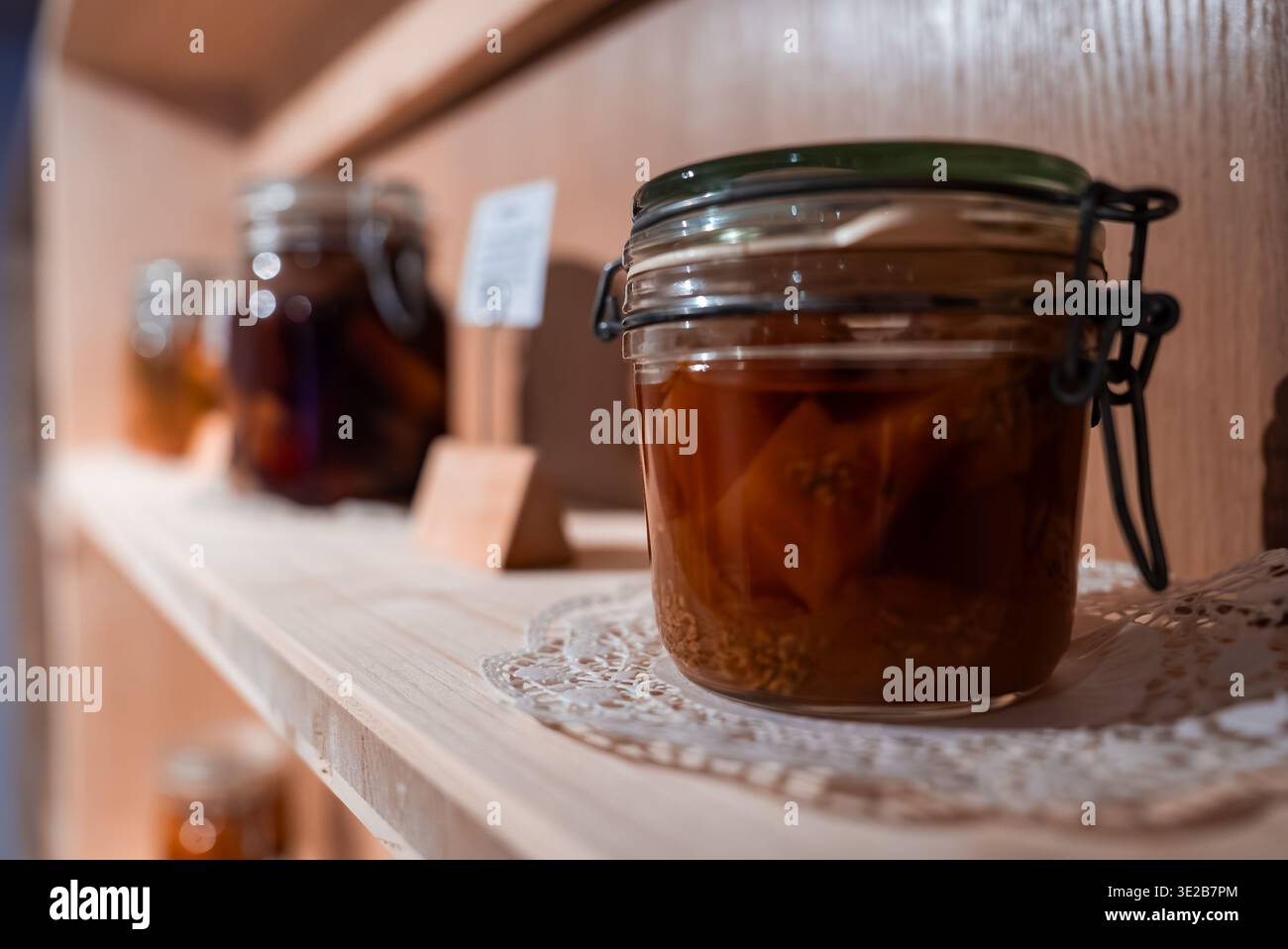 Vasetti di vetro di conserve in una dispensa alpina rustica a Oberlech, Austria Foto Stock