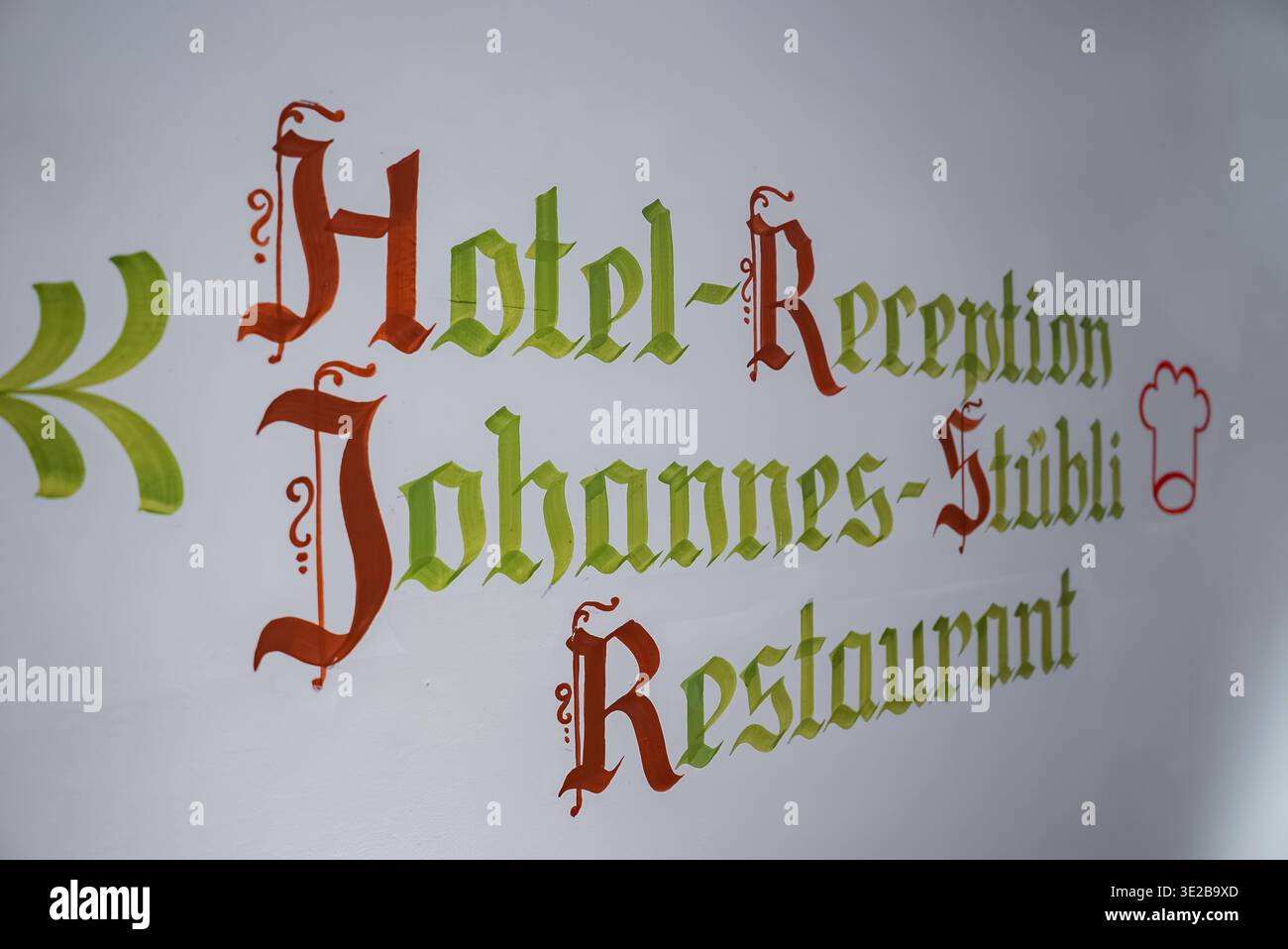 Ricevimento dell'hotel con lettere gotiche e cartello Johannes Stuebli, Oberlech Foto Stock
