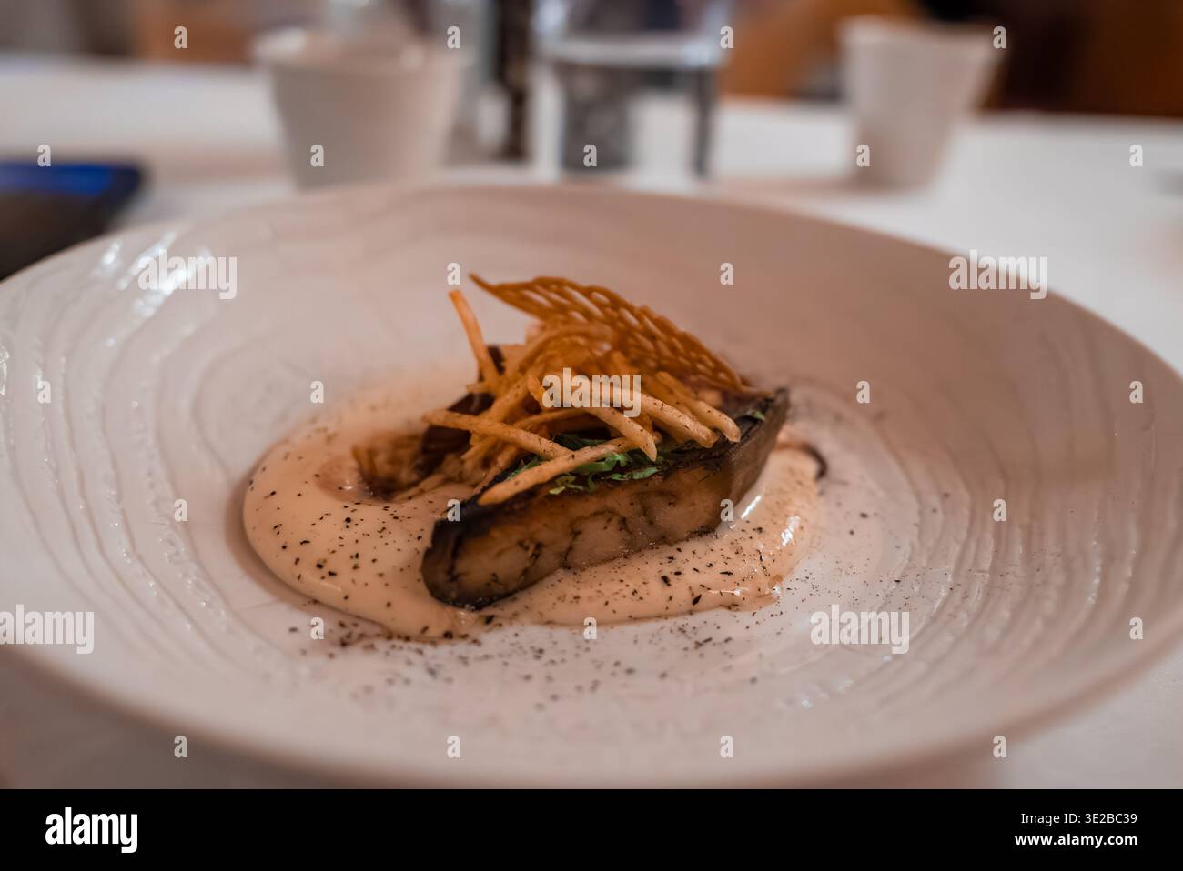 Piatto raffinato a Oberlech, Austria, con patatine al reticolo Foto Stock