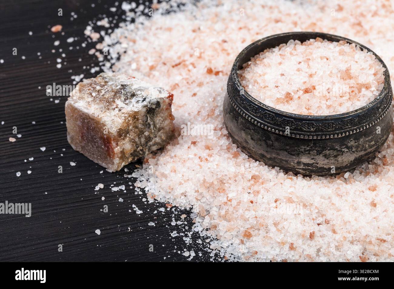 Cantina di sale d'argento d'epoca, minerale Halite rosa naturale crudo e sale himalayano granulare su tavola di legno marrone scuro Foto Stock