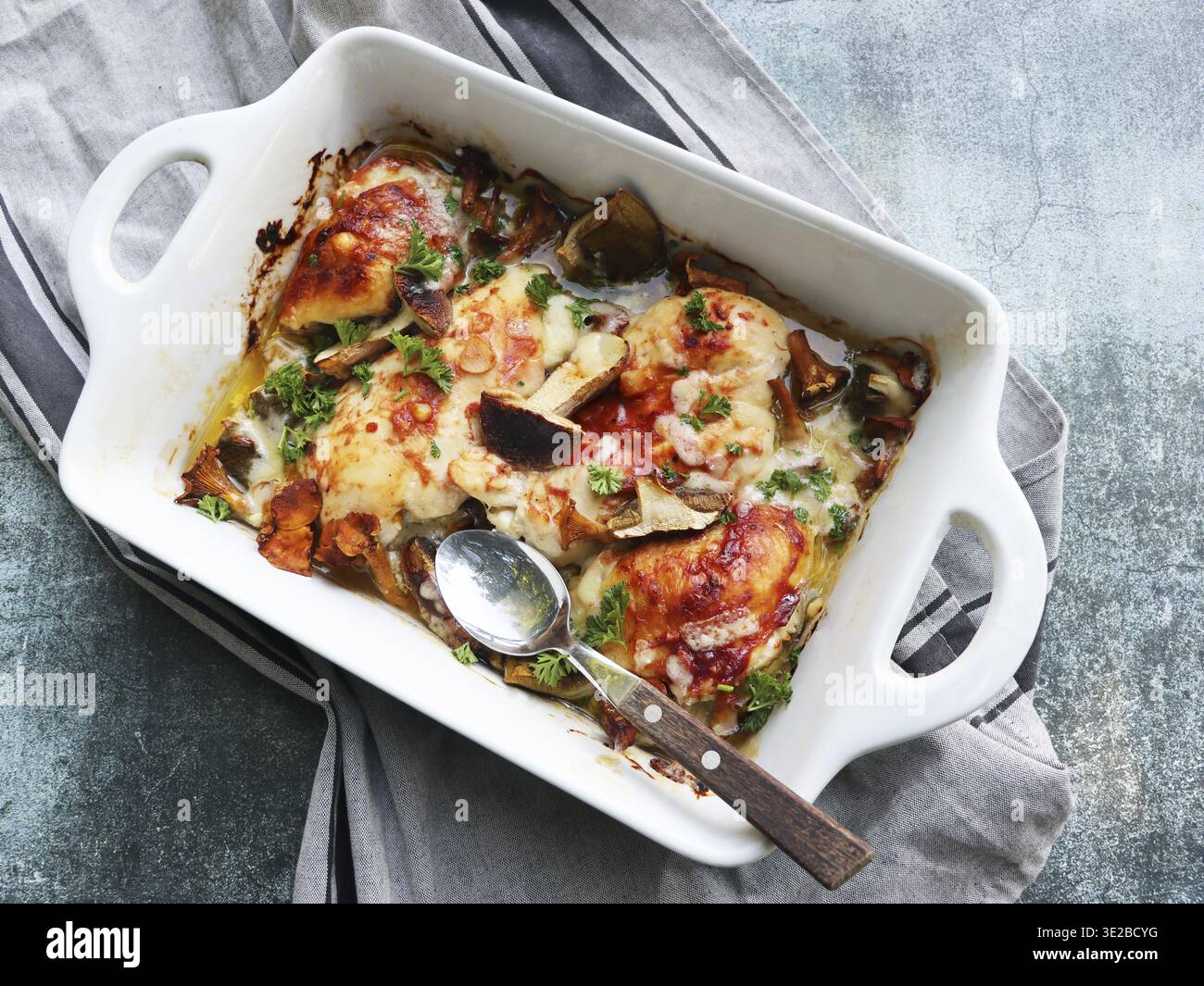 Funghi arrostiti, pollo e formaggio gratin in padella Foto Stock