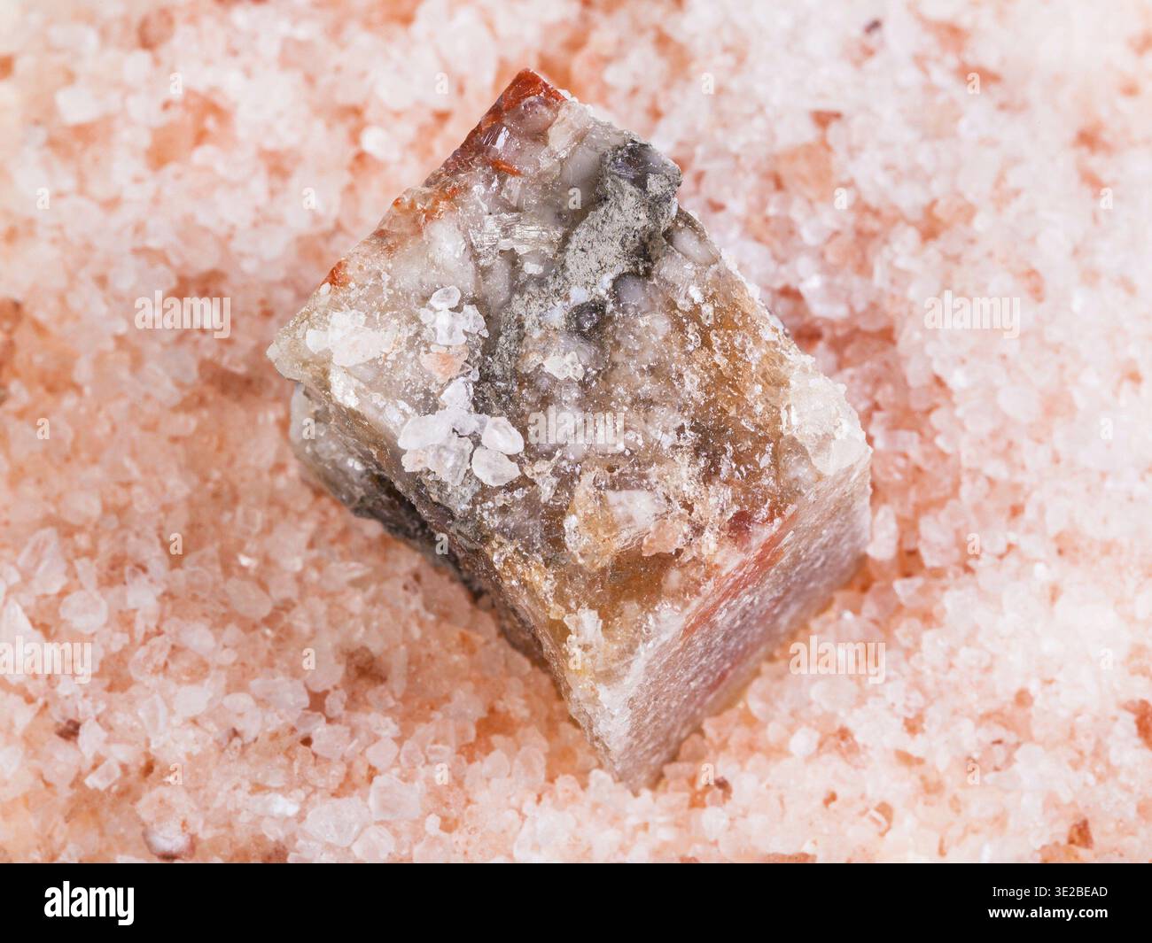 Vista dall'alto del minerale naturale di Halite grezzo nel sale rosa granulare dell'Himalaya Foto Stock