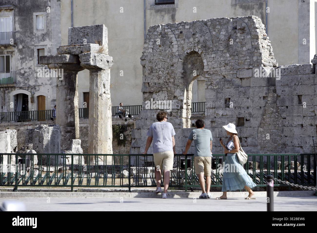 Europa, Italien, Sizilien, Syrakus die Ruinen des Apollo Tempel bei der Altstadt von Syrakus an der Mittelmeer Kueste im osten von Sizilien. (Urs flue Foto Stock