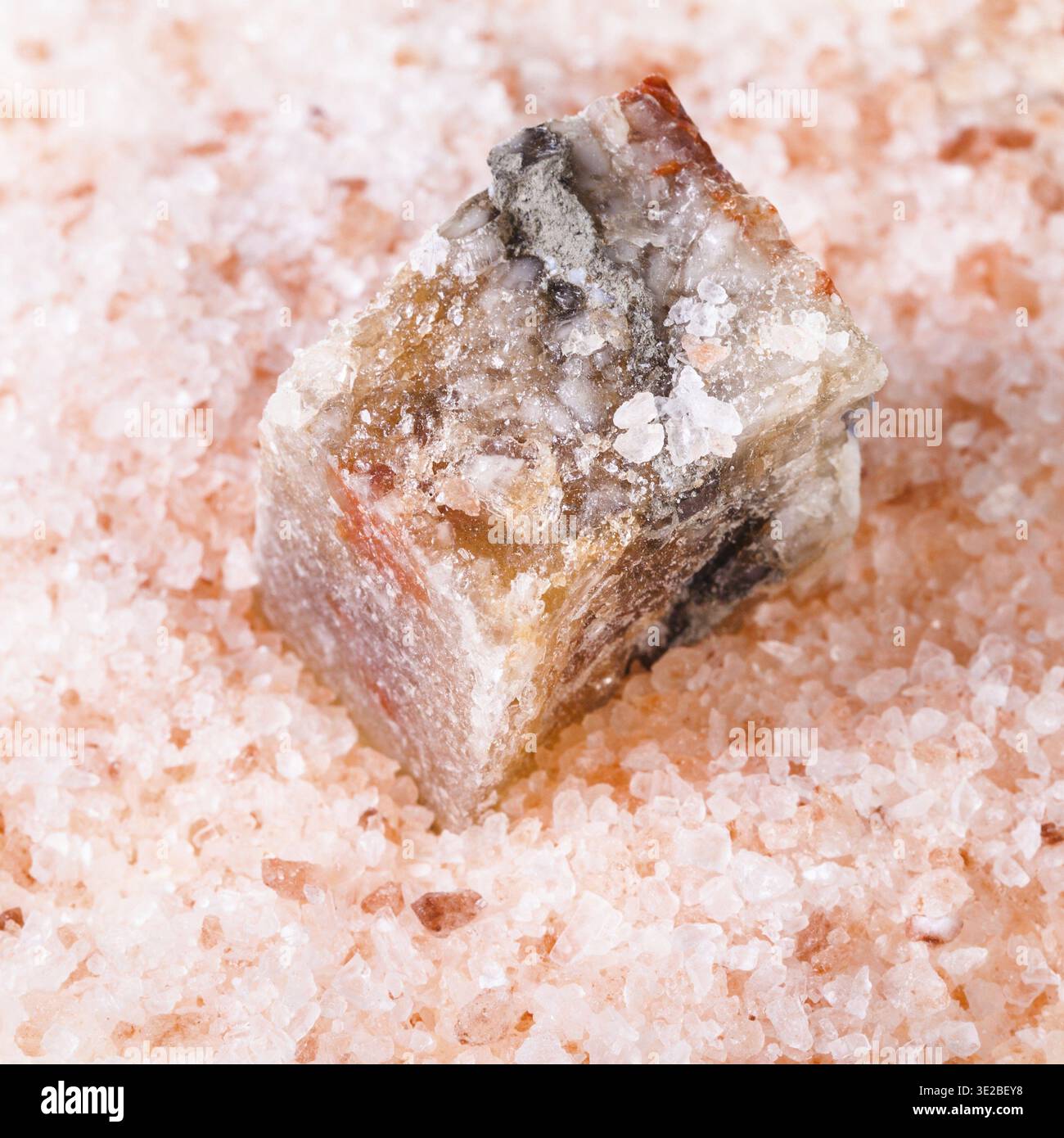 Vista dall'alto del minerale Halite grezzo nel sale rosa granulare dell'Himalaya Foto Stock