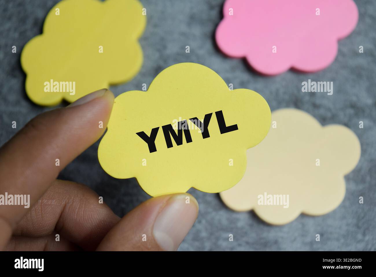 Concetto di YMYL - il tuo denaro o la tua vita scrivi su appiccicose note isolate su un tavolo di legno. Foto Stock