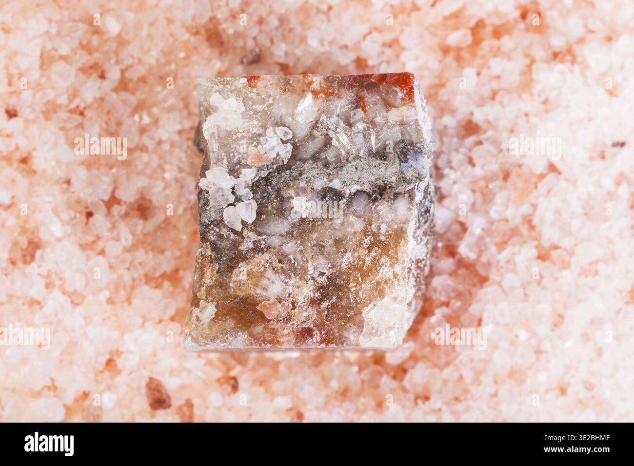 Vista dall'alto del minerale naturale Halite grezzo in sale rosa granulare dell'Himalaya Foto Stock