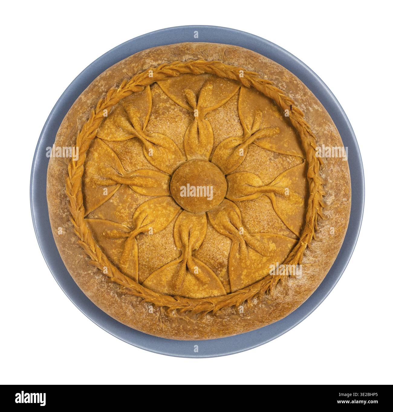 Tatar Cuisine - vista sopra di Zur Belish Tatar Big Pie (torta al forno da pasta azzimo con ripieni di carne e patate) su piastra isolata su whit Foto Stock