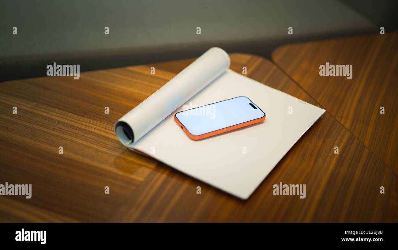 Carta per mockup caricatore rotolo tavolo in legno smartphone concetto di stampa digitale. I supporti di stampa tradizionali per la pubblicazione combinano la modalità di presentazione dei dispositivi digitali Foto Stock