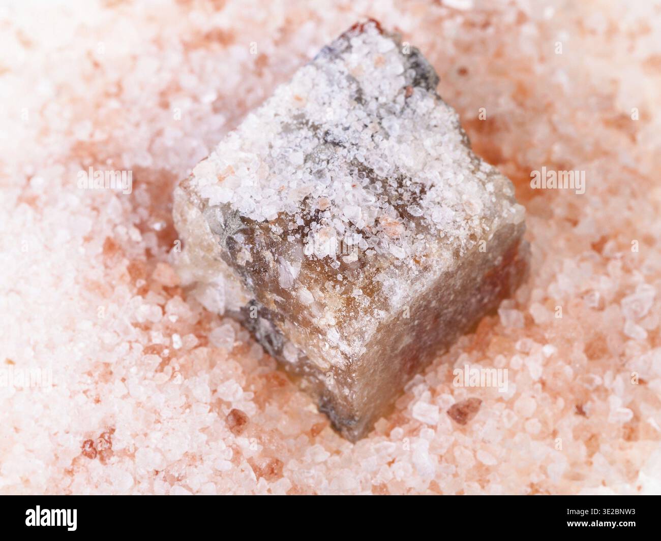 Vista dall'alto del minerale Halite grezzo nel sale rosa granulare dell'Himalaya Foto Stock