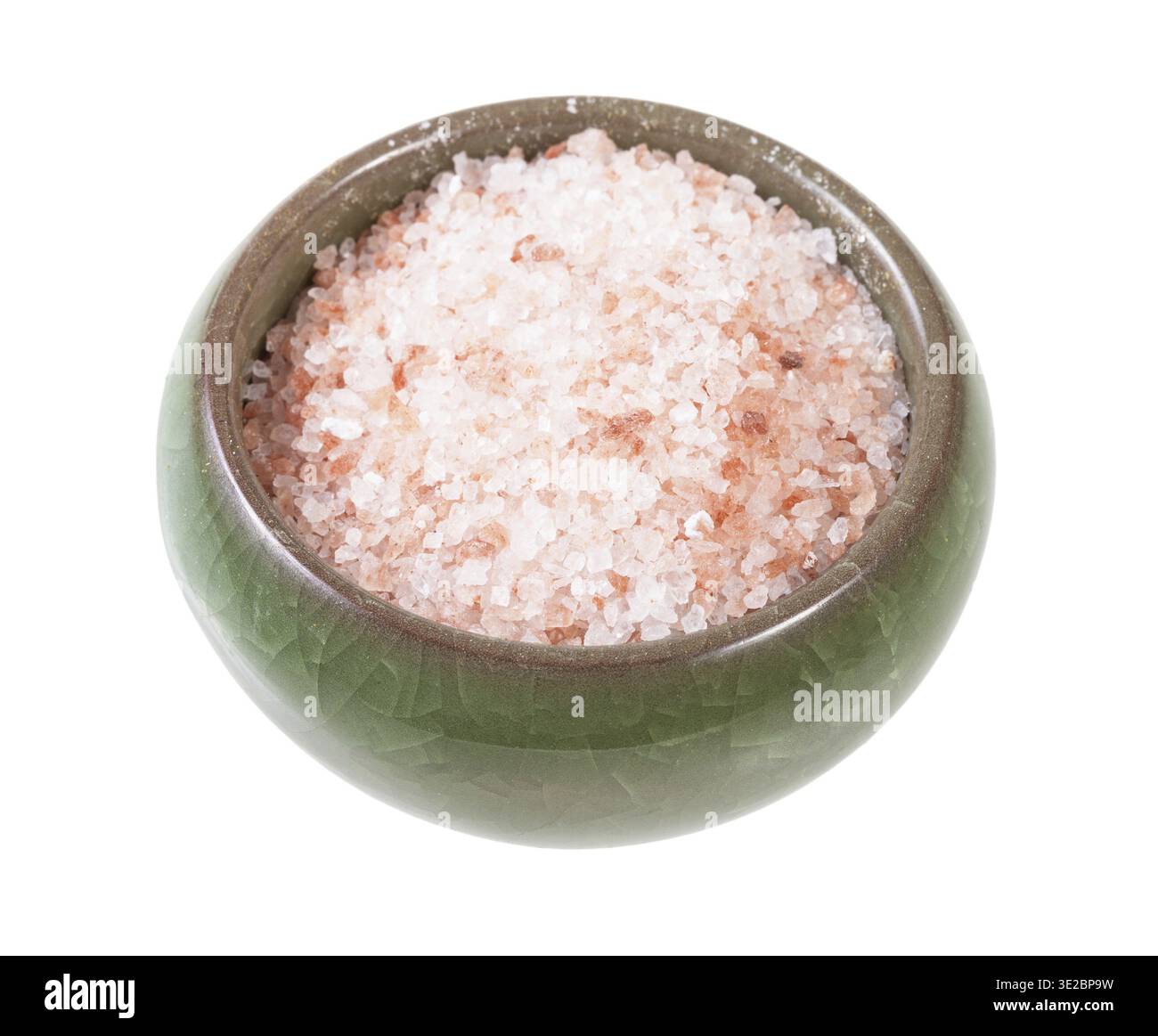 Cantina di sale in ceramica con sale rosa dell'Himalaya isolato su sfondo bianco Foto Stock