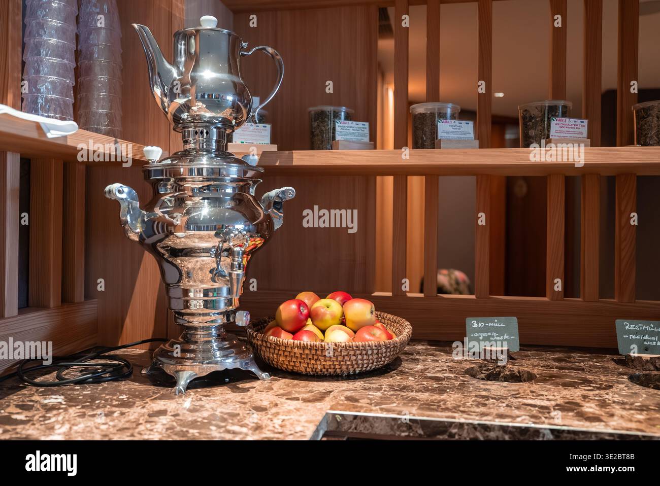 Samovar tè urna con mele nell'angolo tè dell'hotel Oberlech Austria Foto Stock