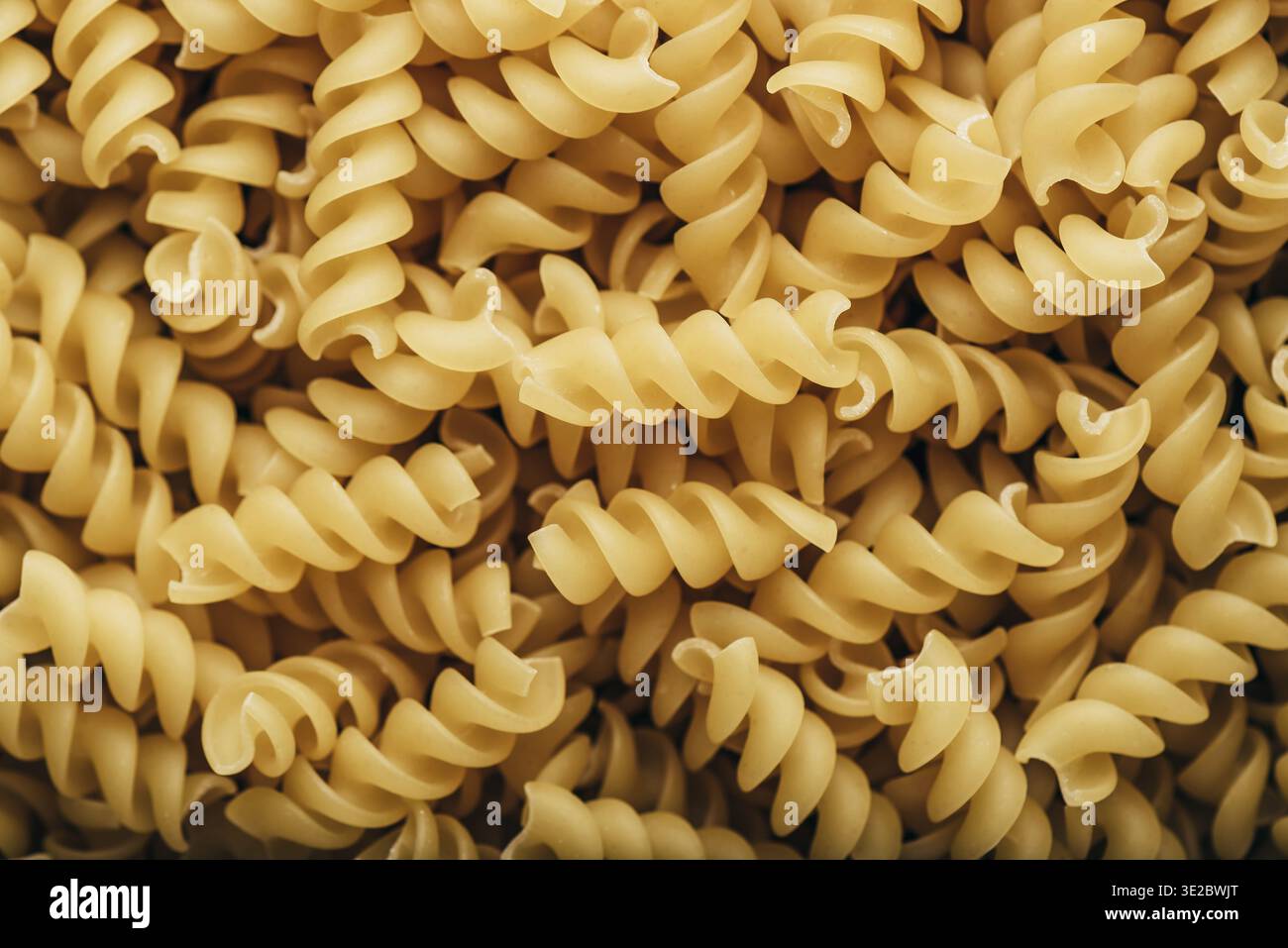 Cibo, sfondo di pasta italiana a forma di cavatappi Foto Stock