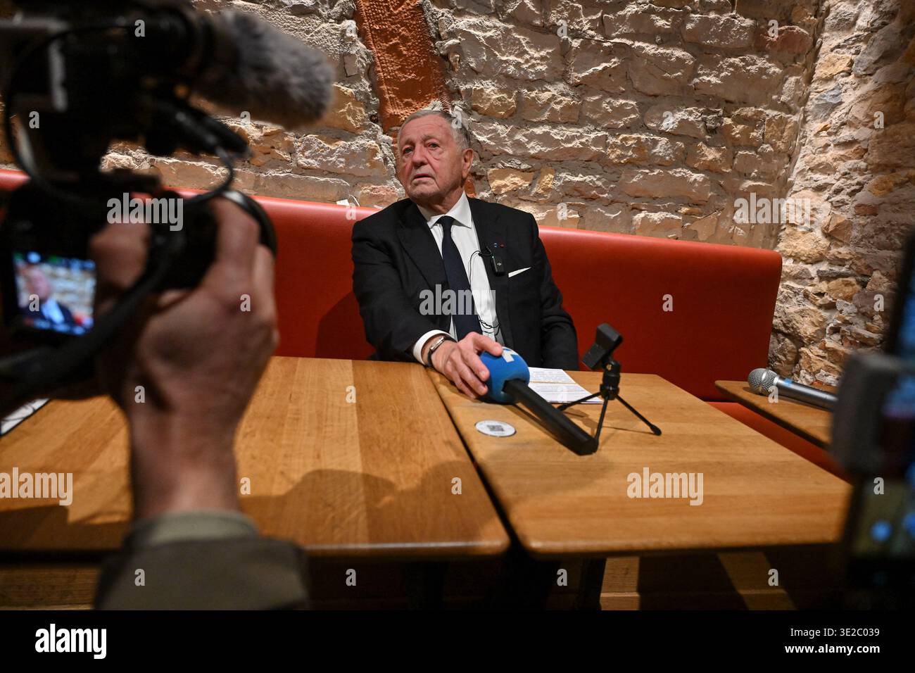 Lione, Francia. 19 marzo 2026. Jean Michel Aulas, candidato alle elezioni comunali di Lione, si rivolge agli elettori di un bar in Place des Terreaux prima di assistere alla partita di calcio OL vs Vigo a Lione, in Francia, il 19 marzo 2026. Foto di Julien Reynaud/APS-Medias/ABACAPRESS.COM credito: Abaca Press/Alamy Live News Foto Stock