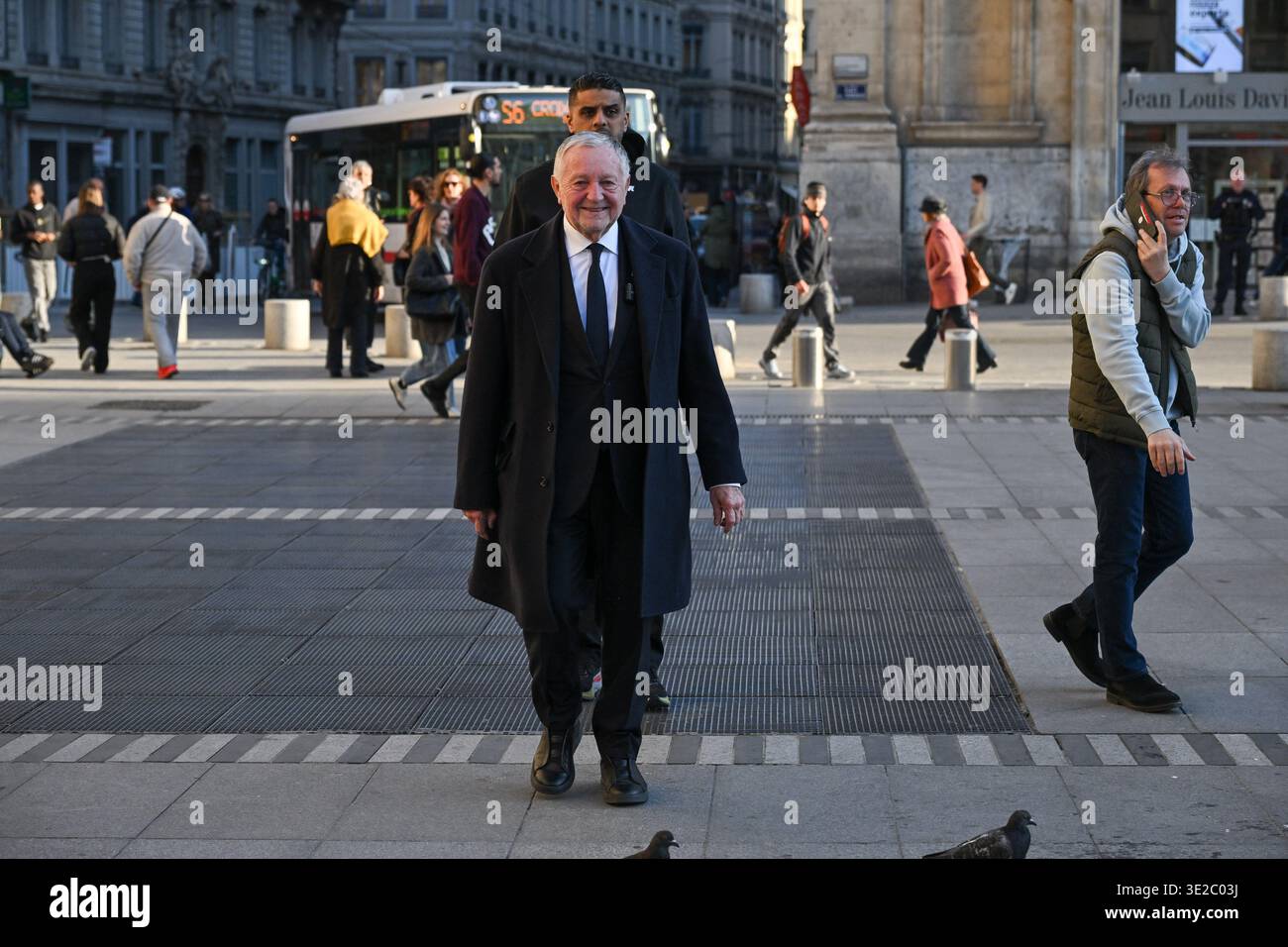 Lione, Francia. 19 marzo 2026. Jean Michel Aulas, candidato alle elezioni comunali di Lione, si rivolge agli elettori di un bar in Place des Terreaux prima di assistere alla partita di calcio OL vs Vigo a Lione, in Francia, il 19 marzo 2026. Foto di Julien Reynaud/APS-Medias/ABACAPRESS.COM credito: Abaca Press/Alamy Live News Foto Stock