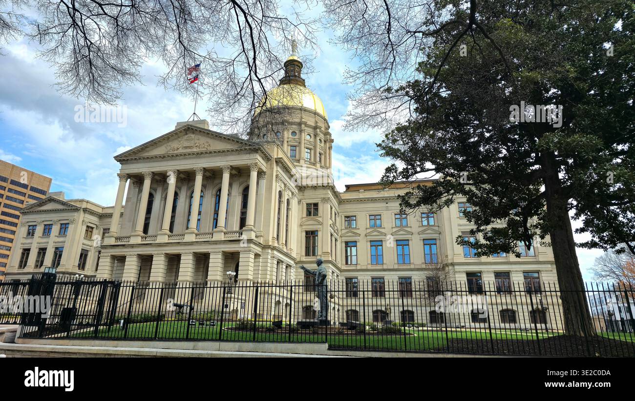 Atlanta, Georgia, Stati Uniti – marzo 2025: Palazzo del governo della Georgia con cupola dorata e bandiera americana nel centro di Atlanta, visto dalla strada con alberi - Immagine stock catturata con smartphone