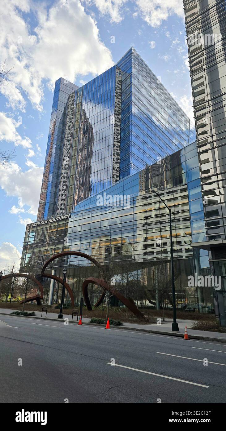 Atlanta, Georgia, Stati Uniti – marzo 2025: Moderno edificio in vetro con cartello Norfolk Southern e vista sulla strada urbana - Immagine stock catturata con smartphone