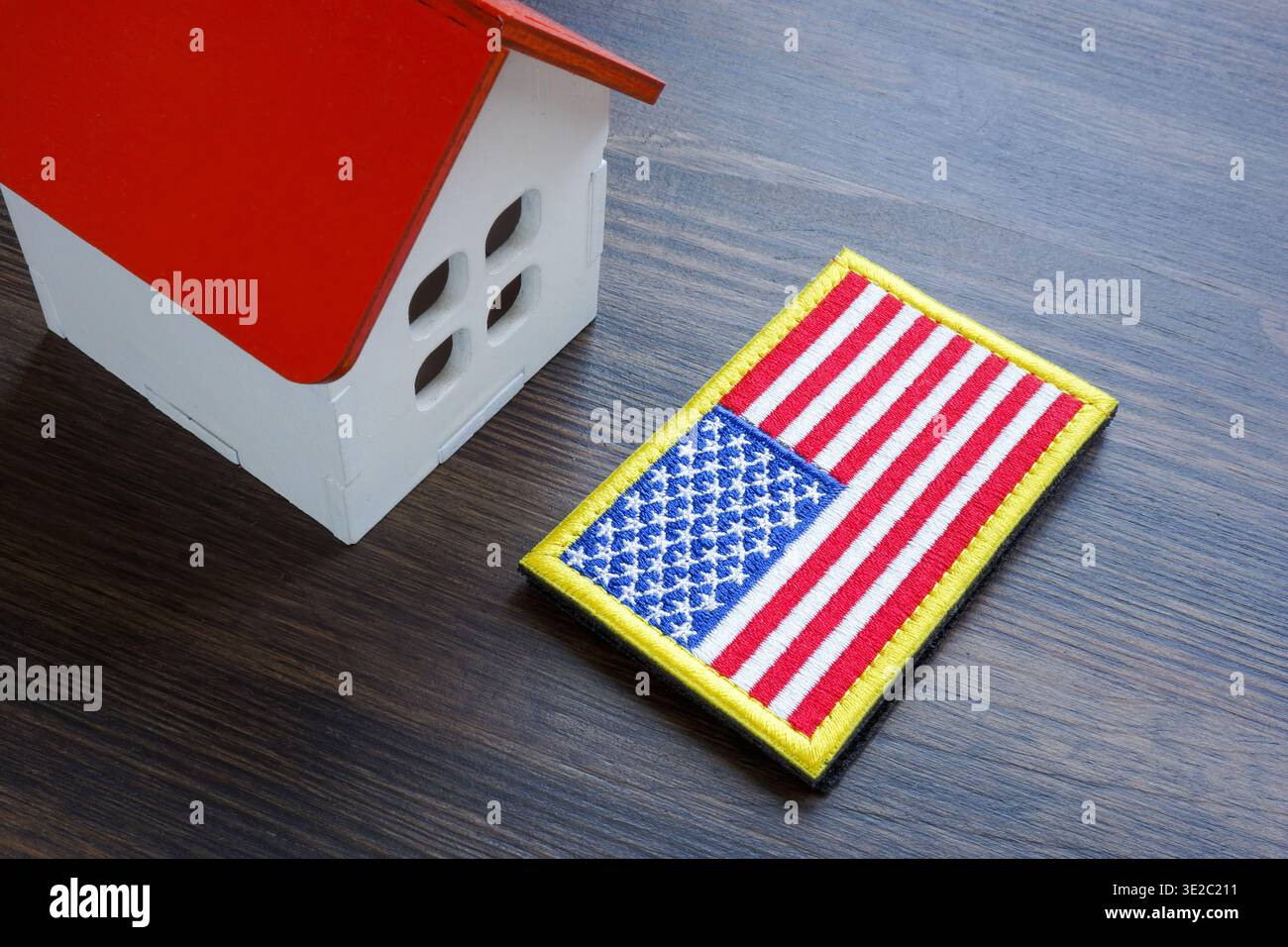 Concetto di prestito va con modello di casa e bandiera americana. Foto Stock