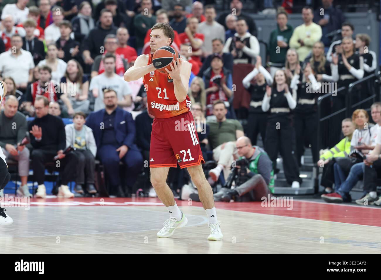Justuz Hollatz (FC Bayern Basketball, #21), GER, FC Bayern Basketball vs. Dubai Basketball, Basketball, Euroleague, 32. Spieltag, Saison 2025/2026, 19.03.2026, foto: Eibner-Pressefoto/Jenni Maul Foto Stock