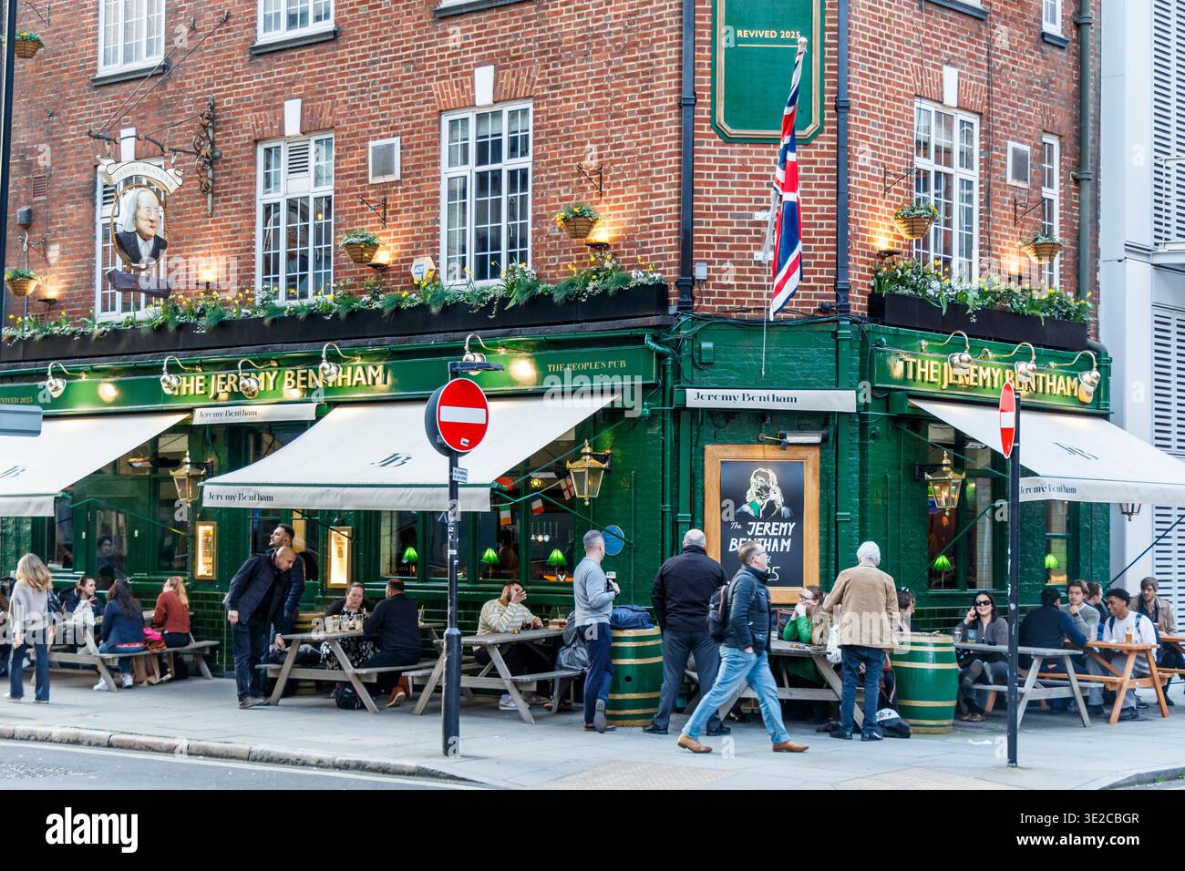 Persone che bevono fuori dal pub Jeremy Bentham, un luogo popolare di studenti universitari in University Street, Londra, Regno Unito Foto Stock