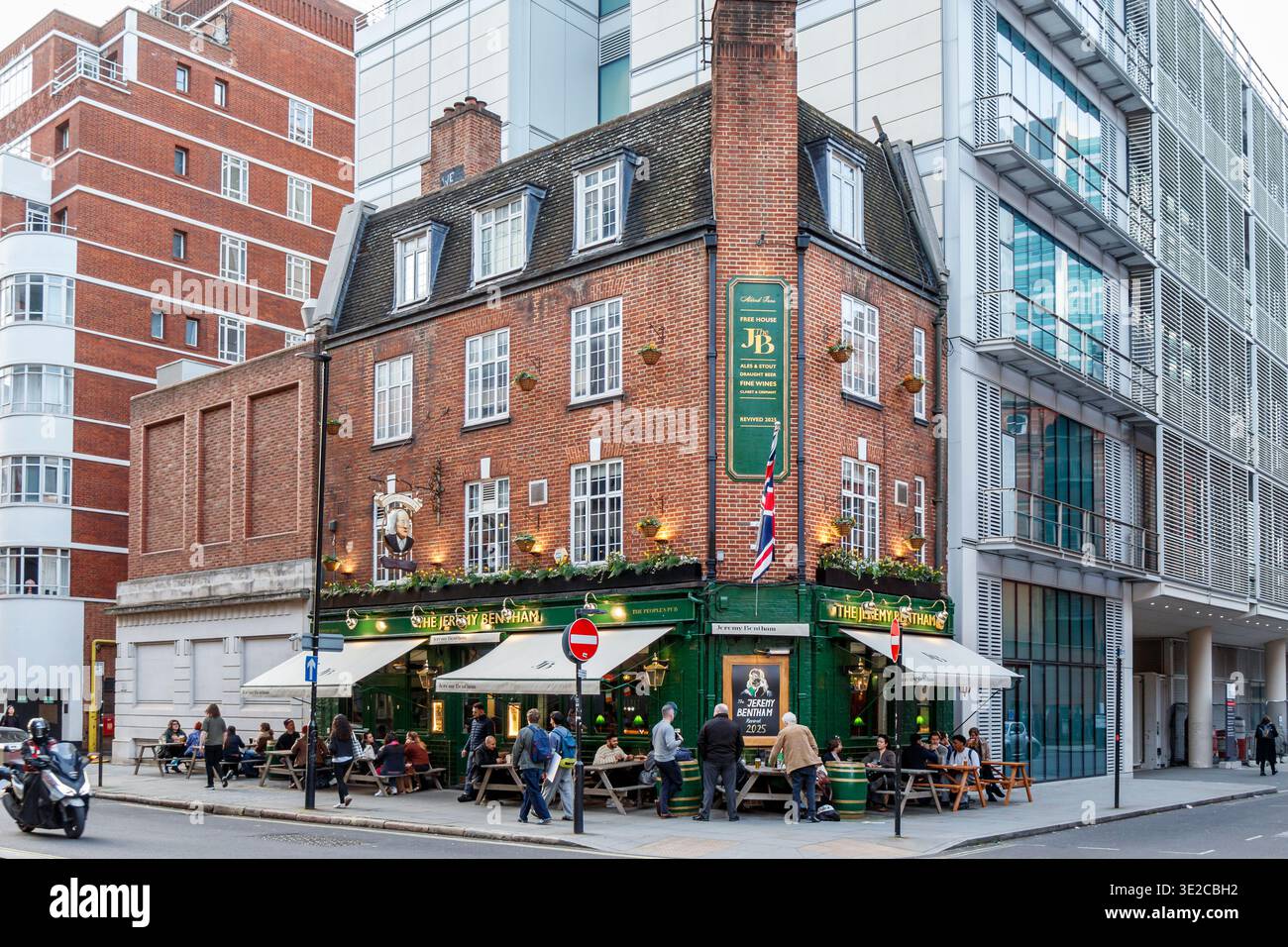 Persone che bevono fuori dal pub Jeremy Bentham, un luogo popolare di studenti universitari in University Street, Londra, Regno Unito Foto Stock