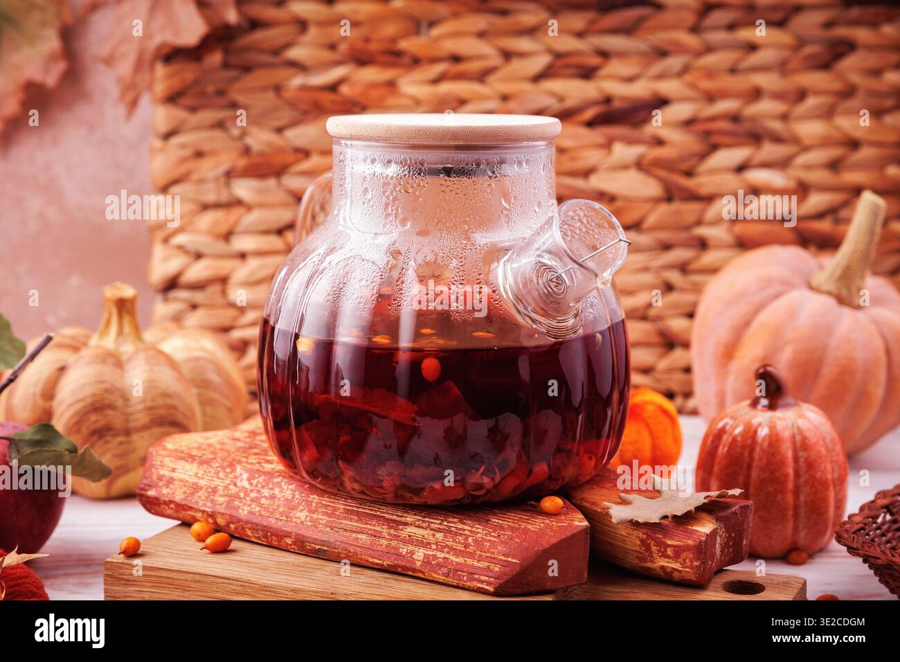 Teiera di vetro con tè alle erbe e zucche Foto Stock