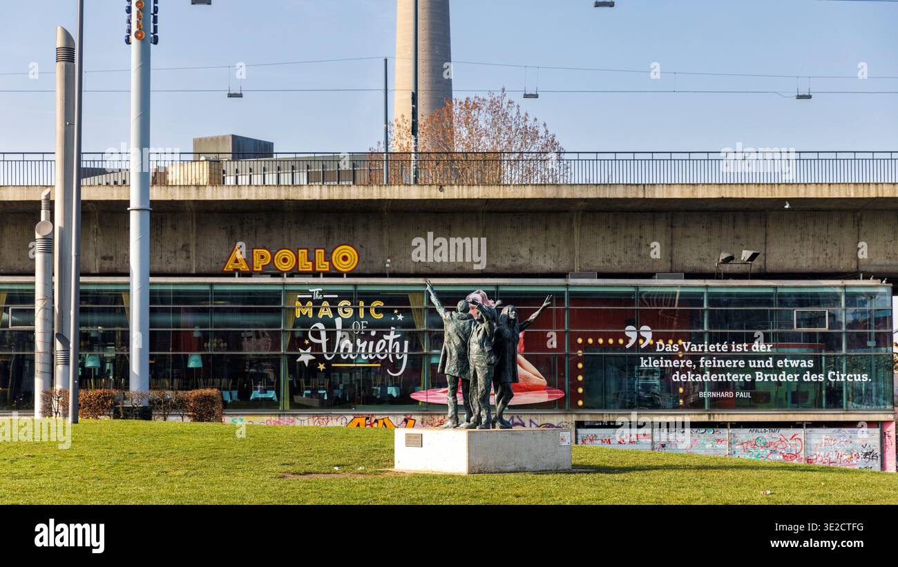 Roncalli's Apollo Varieté a Düsseldorf in un giorno di primavera di sole Foto Stock