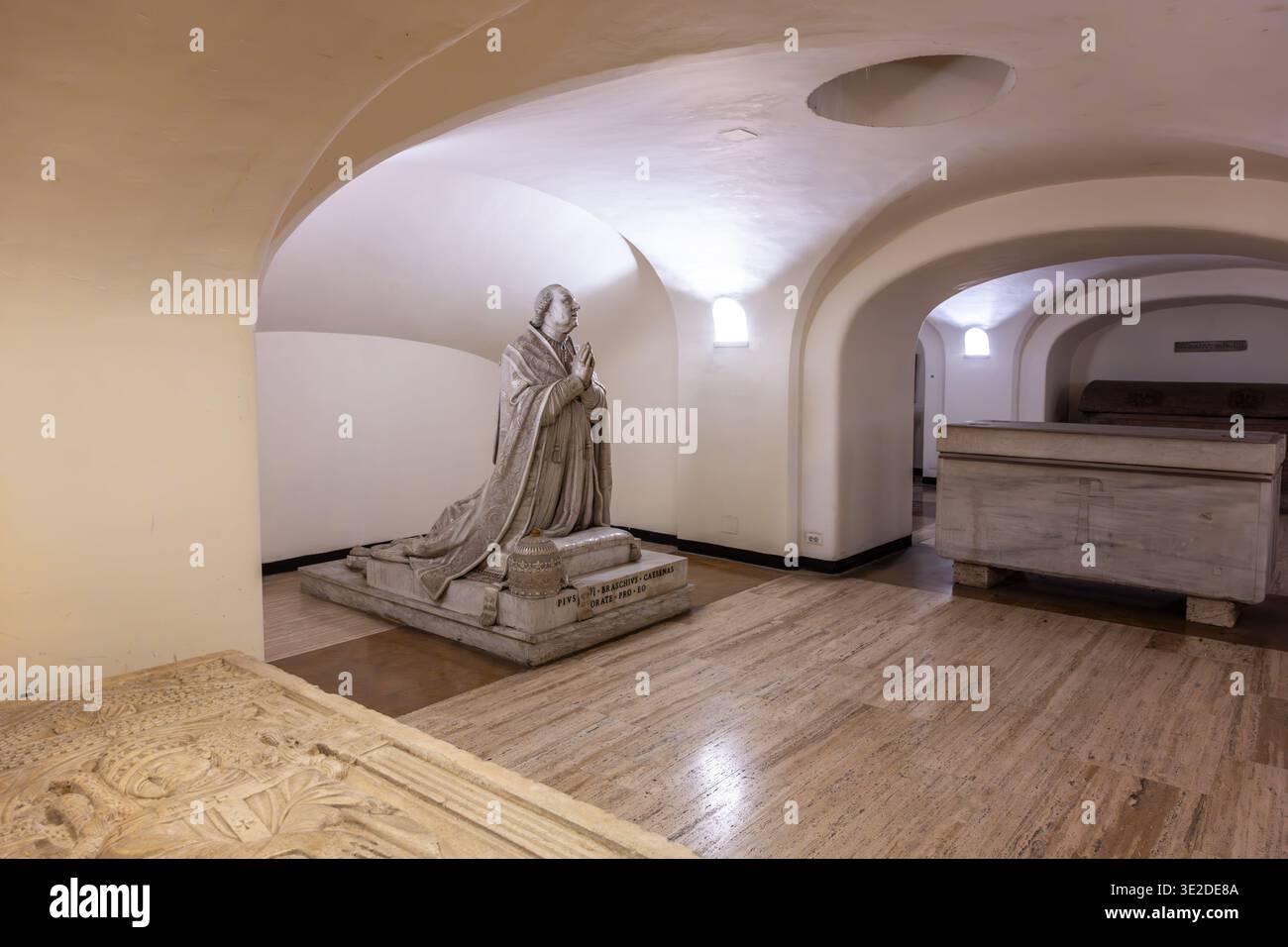I visitatori possono vedere le tombe di Pio vi nella cripta della basilica di San Pietro. L'area comprende una statua del Papa e diverse tombe ornate. L'ambiente è tranquillo e storico. Foto Stock