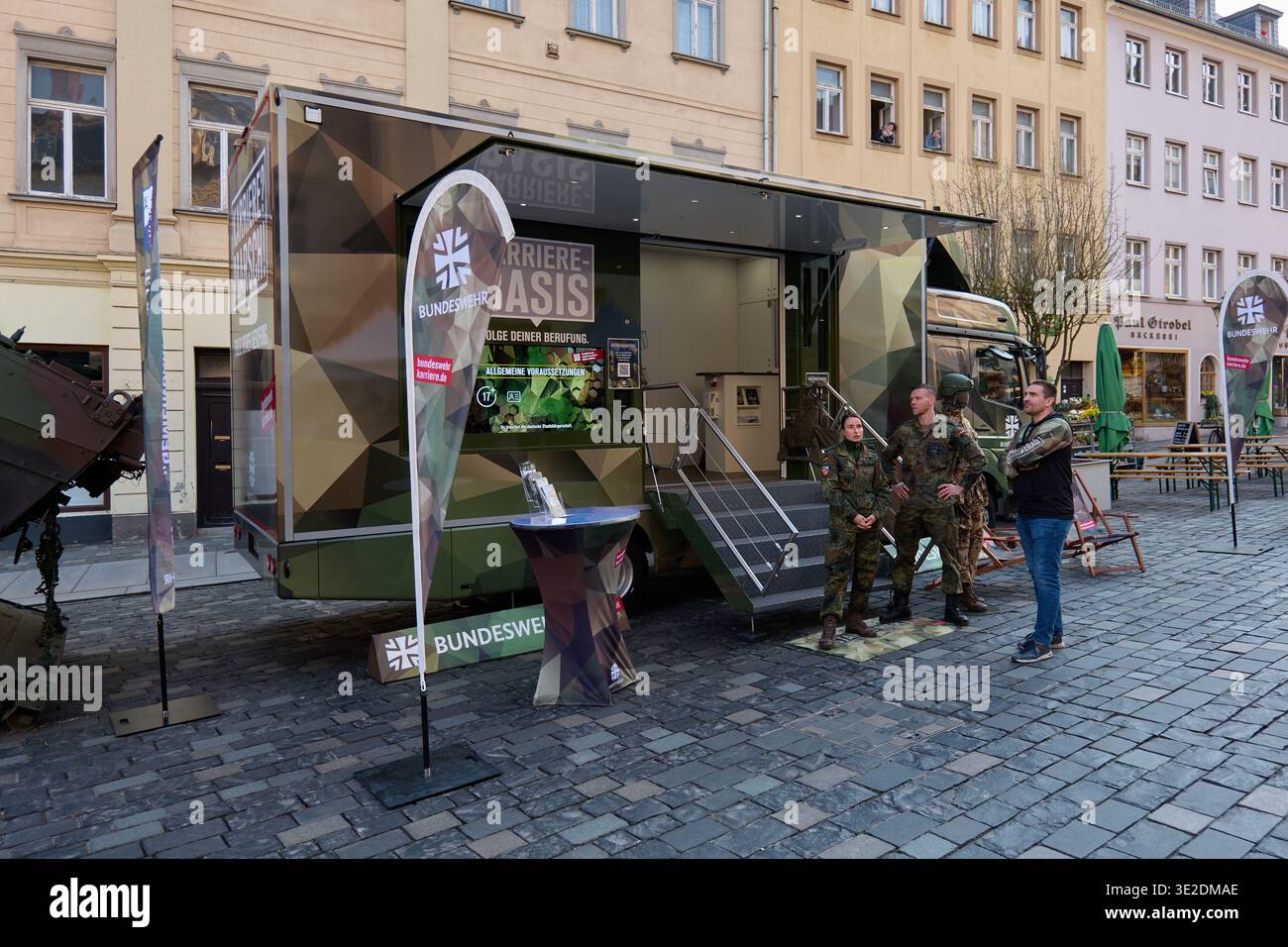 Altenburg, Germania – 19.03.2026: Esposizione di attrezzature militari alla cerimonia pubblica di giuramento delle forze armate tedesche sulla piazza del mercato Foto Stock
