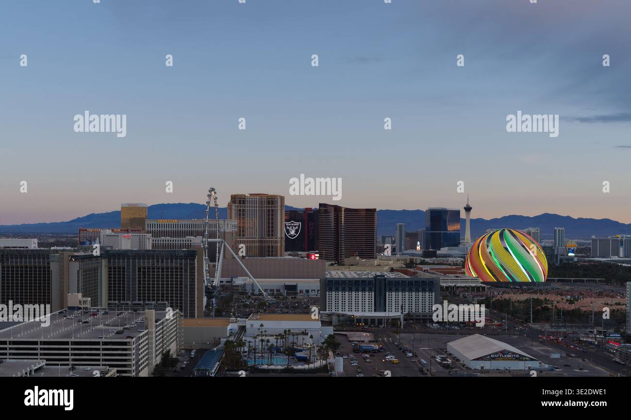 Vista della famosa Strip di Las Vegas che guarda a nord, con la sfera e altri edifici storici, Foto Stock
