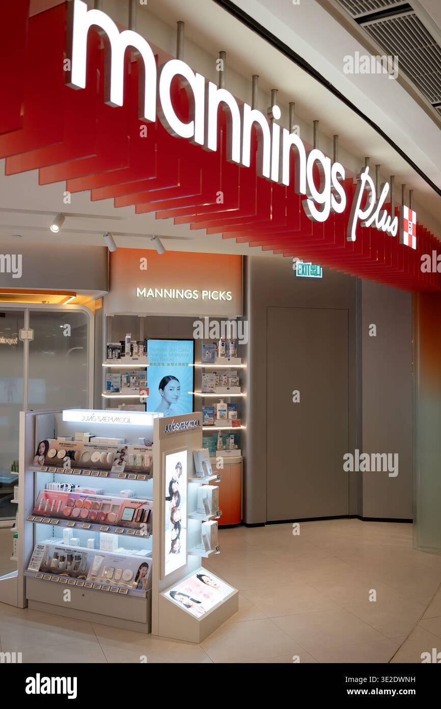 Hong Kong, Cina - 21 settembre 2025: Vista della segnaletica del marchio Mannings Plus sopra l'ingresso del negozio all'interno del centro commerciale IFC. Foto Stock