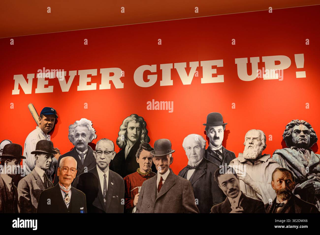 Non mollare mai con le foto di personaggi storici famosi all'interno del CupNoodles Museum Yokohama - Yokohama, Giappone - 7 novembre 2025 Foto Stock