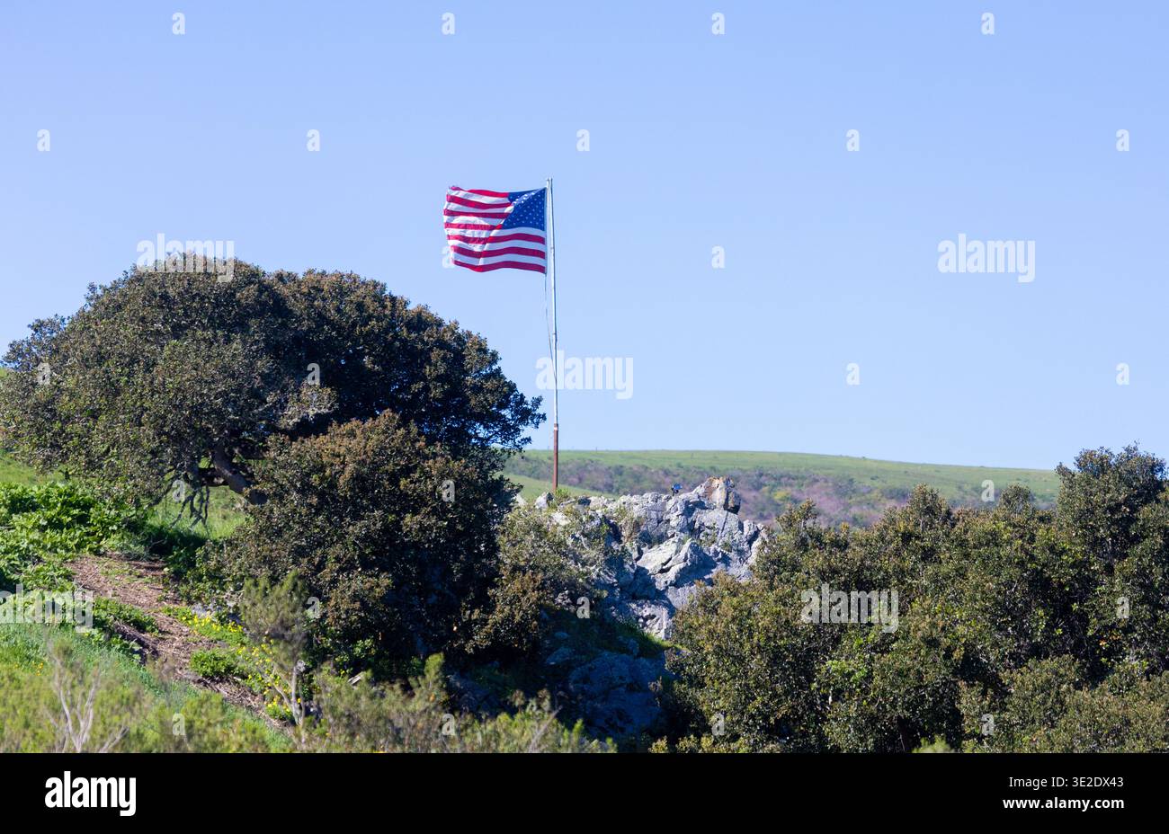 Bandiera americana che soffia nel vento su Ranch Foto Stock