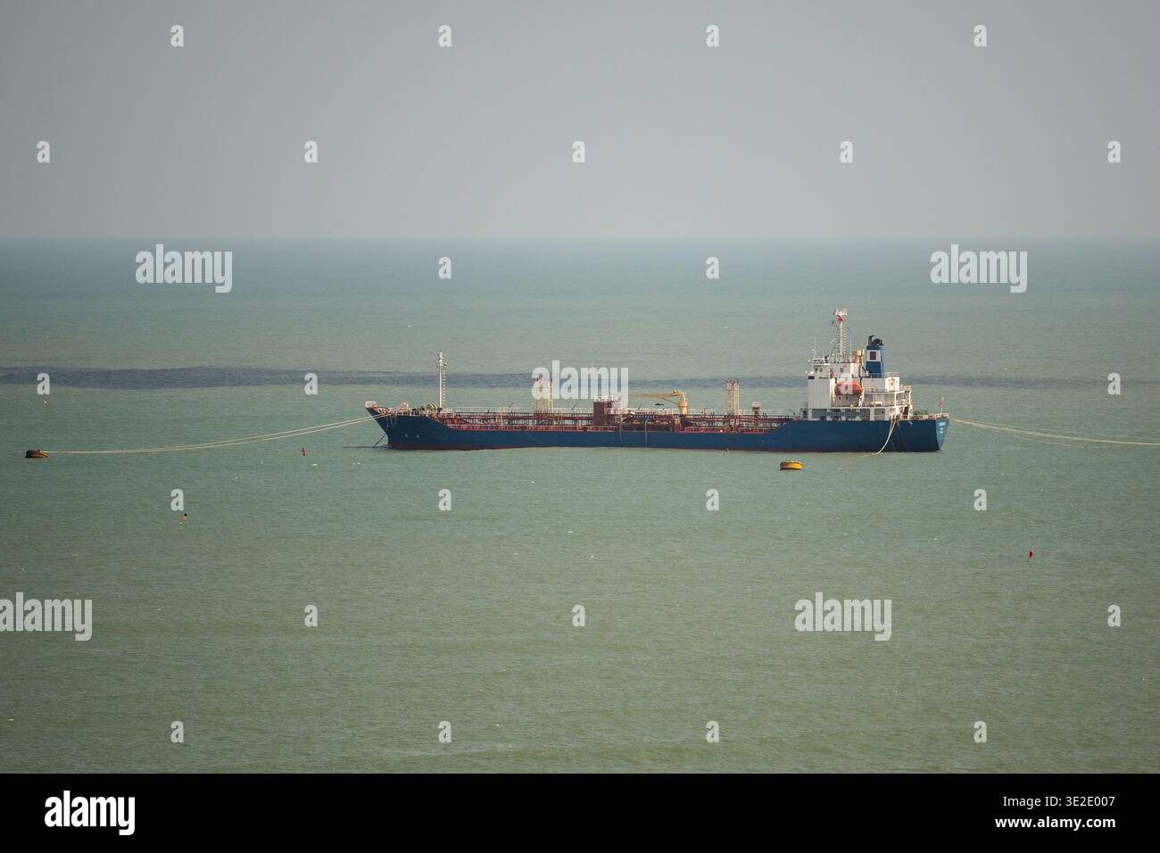 Petroliera in porto in attesa di scaricamento, crisi del combustibile, conflitti e aumento dei prezzi dei prodotti energetici Foto Stock