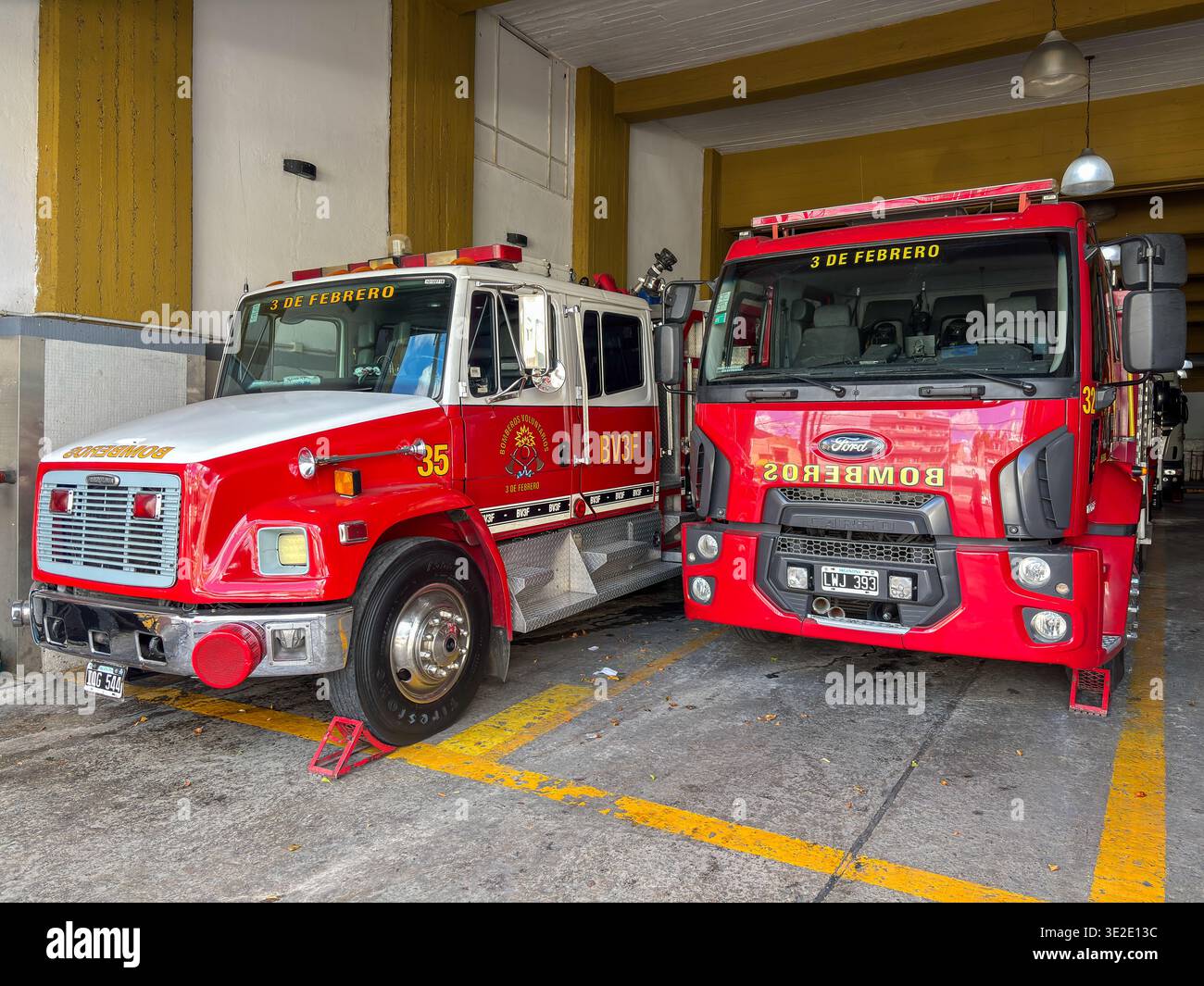 Dettaglio delle unità di emergenza 35 e 32 presso la stazione centrale di Caseros. Veicoli equipaggiati per l'estinzione, il salvataggio di veicoli e il salvataggio di vite umane. Foto Stock
