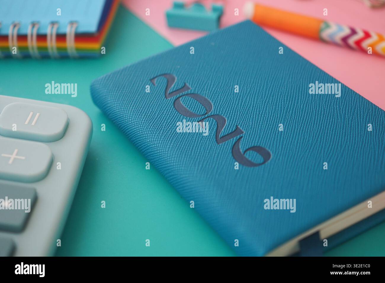 Notebook e cancelleria su una scrivania colorata per lo studio Foto Stock