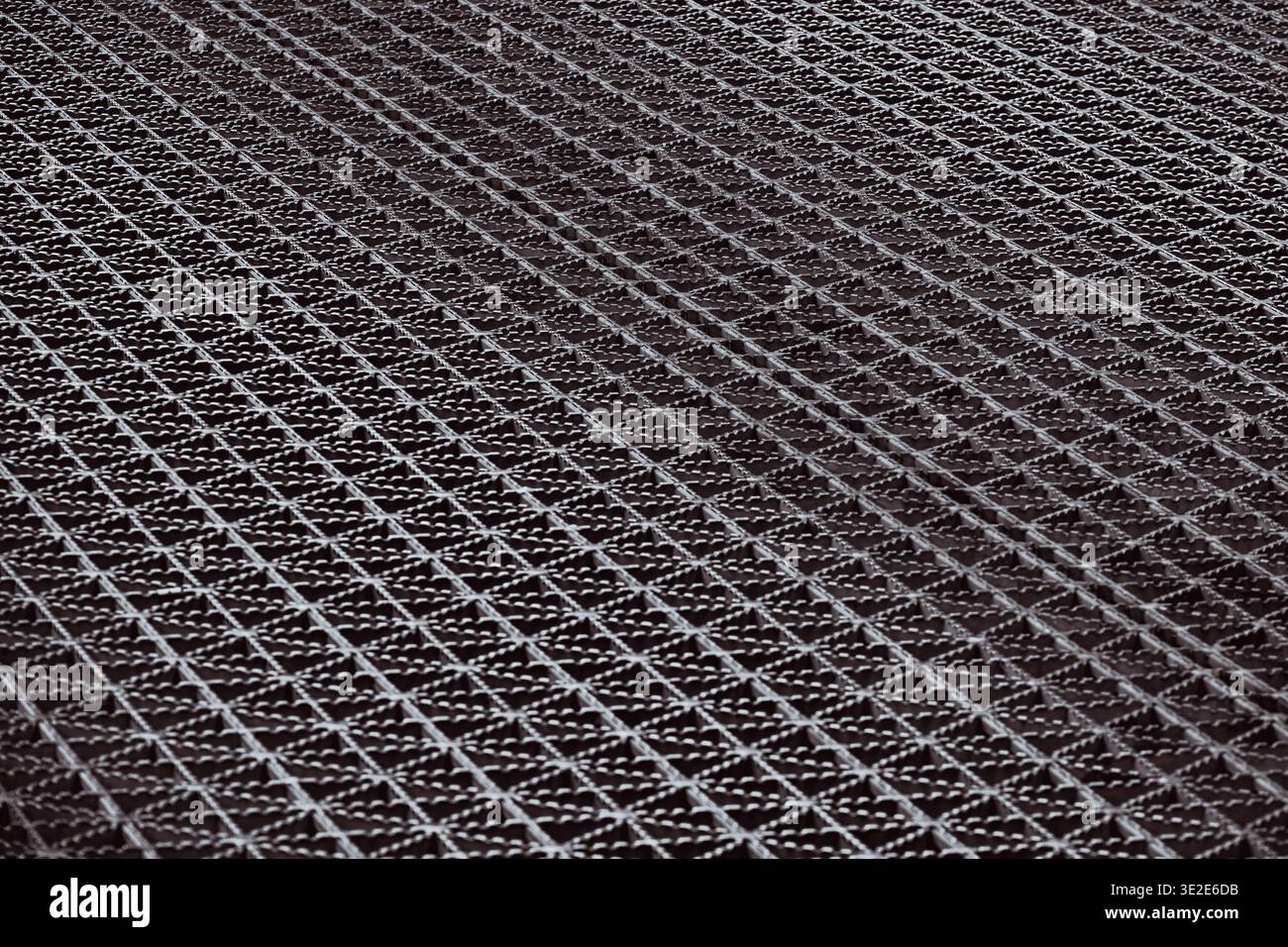 Una foto in bianco e nero di una rete metallica con molti piccoli quadrati Foto Stock
