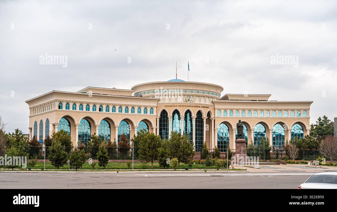 26 FEBBRAIO 2026 - Tashkent, Uzbekistan: Una grande struttura architettonica con finestre ad arco e un'importante statua di fronte. Ambasciata del Kazakistan a Tashkent Foto Stock