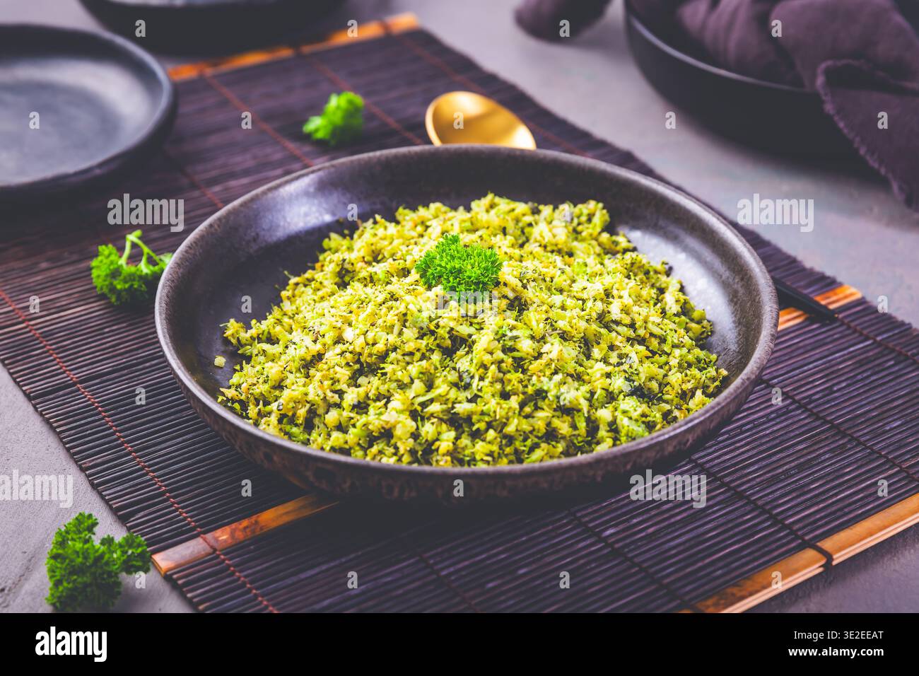 Broccoli biologici crudi di riso in una ciotola, sano pasto vegano Foto Stock