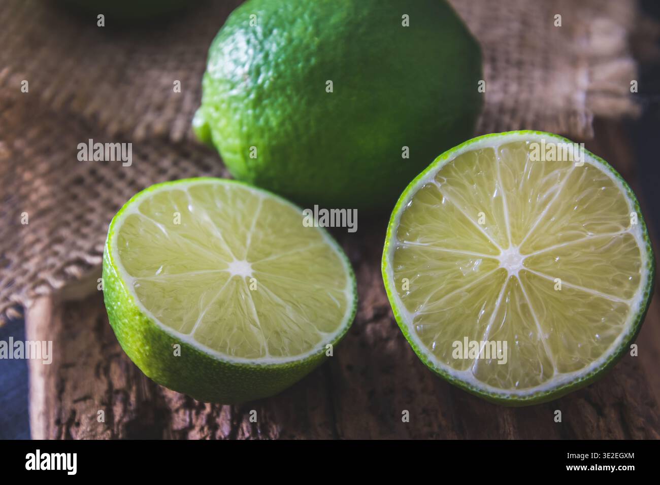 Fette di lime a fette e frutta intera Foto Stock