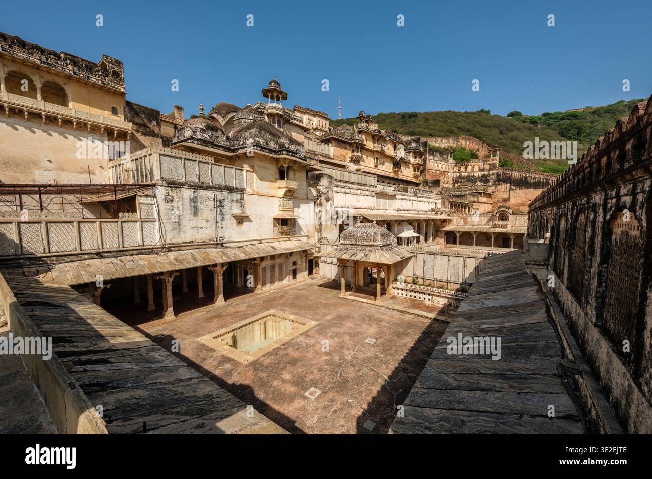 Il cortile interno del Palazzo Bundi presenta un'architettura Rajput decorata con balconi intagliati e una vasca d'acqua centrale. Foto Stock